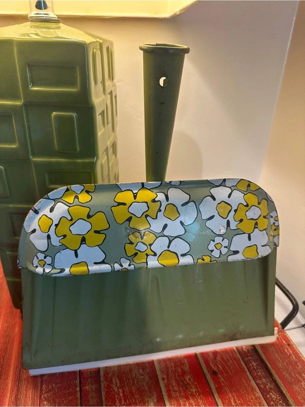 Vintage-Inspired Olive Green Floral Dustpan - Unbranded